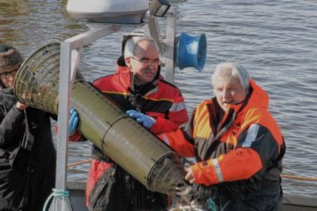 Werner Kuhn (l.) und Wilhelm Grube mit gefangenem Stint. Werner Promer Werner Kuhn (l.) und Wilhelm Grube mit gefangenem Stint. Werner Promer