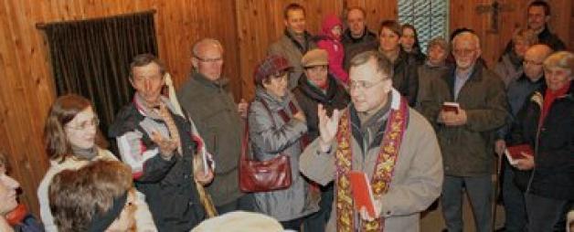  Segnung der   Pilgerherberge durch Pfarrer Bernd Wojzischke (M.) und die Gemeinde.