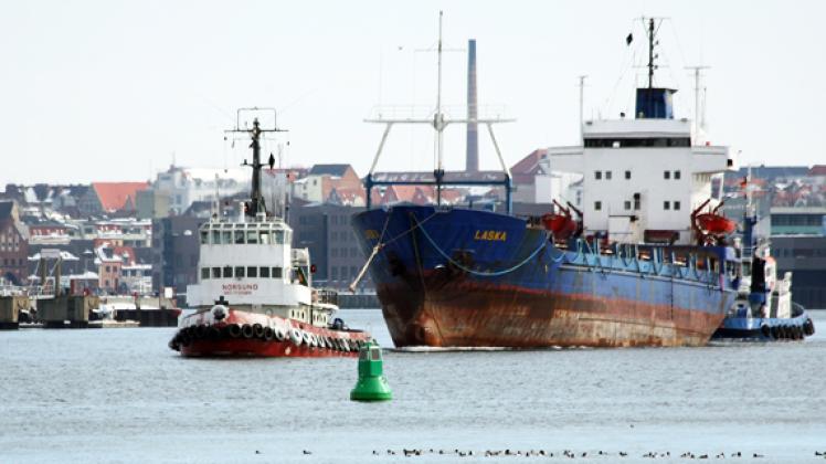 Die unbesetzte "Laska" verlässt im Schleppverband den Wismarer Hafen. Der Rostocker Schlepper "Fairplay II" gibt achtern während der Revierfahrt Assistenz. Zeigert