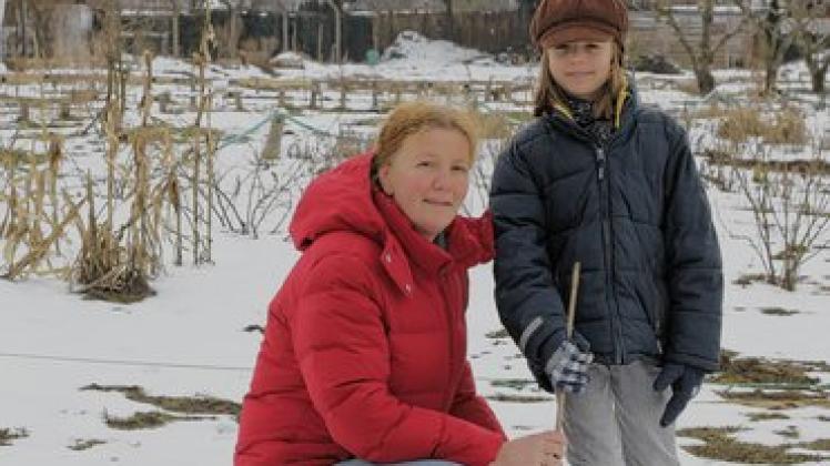 Wenn der Schnee schmilzt, kann es richtig losgehen: Regina Möller und Tochter Magdalena Struwe haben sich ihr Beet schon jetzt ausgesucht und planen, was sie anbauen. Dana Bethkenhagen
