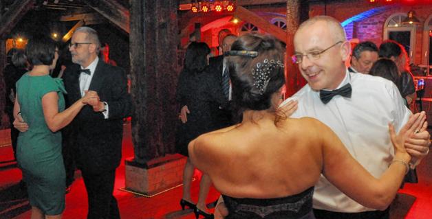 Tanz in die Nacht: Dr. Ute Engel und Toralf Buchholz (vorn r.) aus Potsdam - und nicht nur sie - fühlten sich wohl auf dem Ball. Tanz in die Nacht: Dr. Ute Engel und Toralf Buchholz (vorn r.) aus Potsdam - und nicht nur sie - fühlten sich wohl auf dem Ball.