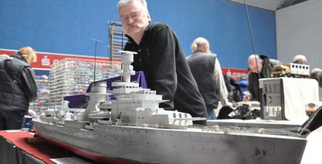 Die "Nürnberg" ist sein Schmuckstück: Modellbauer Klaus Kunath restauriert gerade das Schiff, das schon 1974 gebaut wurde. michaela krohn