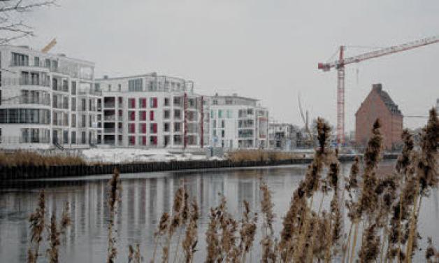 IDie Pläne sind fertig: Die Kaikante des ehemaligen Industriehafens wird eine Promenade. Das Projekt kostet 2,1 Millionen Euro. Eine vorgesehene Steganlage wird frühestens 2014 in Angriff genommen.BHF Landschaftsarchitekten