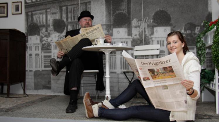 120 Jahre Zeitungsgeschichte vereint auf einem Foto: Jürgen Schmidt liest eine alte "Prignitzer"-Ausgabe, während  Julia Lindemann in eine aktuelle hinein schaut. Lars reinhold