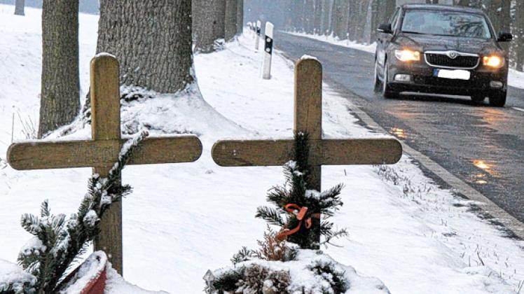 Hier starben junge Menschen, nachdem sie mit einem Auto mit hoher Geschwindigkeit gegen einen Baum geprallt waren. hasz