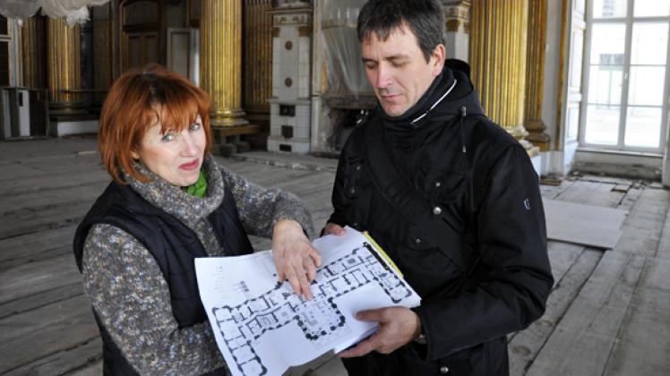 Steffi Dahl und Christian Hoffmann auf der Baustelle Goldener Saal. Die Bauleiterin zeigt auf dem Lageplan, wo sie sich gerade befinden.Uwe Köhnke