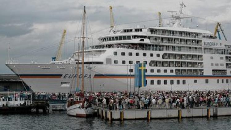 Begeisterter Abschied von MS "Europa" im August 2010 im Wismarer Hafen.  Hans-Joachim Zeigert
