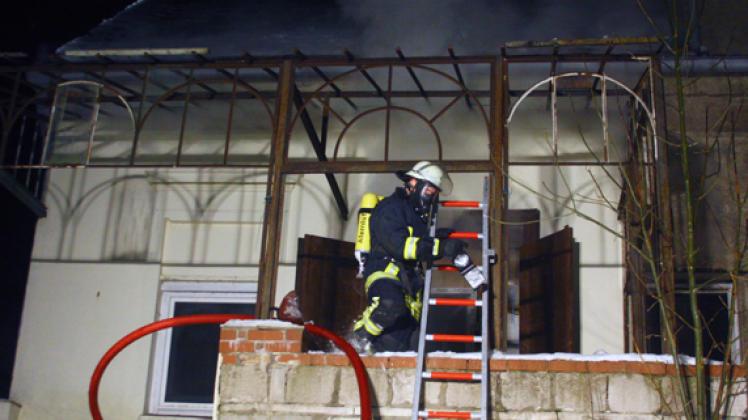 Unter schwerem Atemschutz löschten die Kameraden das Feuer.Thomas Schulz