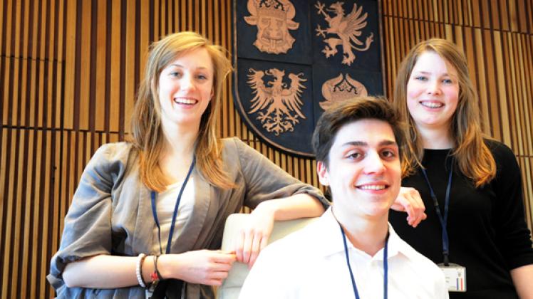 Die ersten  Jugendlichen, deren Meinung    bei einer Anhörung im Landtag gefragt war:  Ronja Hingst (links),   Keven Seidel und Paula Bergmann sind zwischen 16 und 19 Jahre alt.   Reinhard Klawitter  