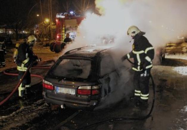 Kurz nach Mitternacht stand in Schmarl dieser Mazda inn Flammen.stefan tretropp Kurz nach Mitternacht stand in Schmarl dieser Mazda inn Flammen.stefan tretropp