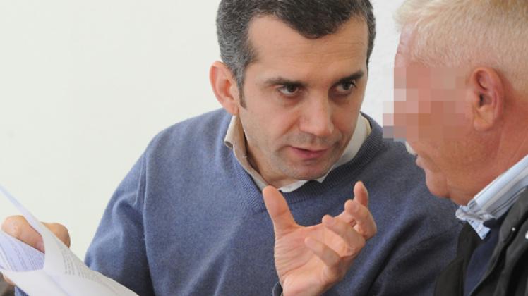 Der Angeklagte (r) unterhält sich  vor Prozessbeginn mit seinem Dolmetscher (l).dpa