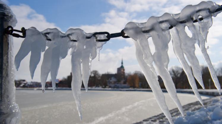 Dicke Eiszapfen am Sundufer bei Stralsund. dpa