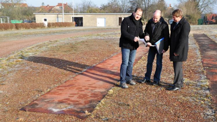 Freuen sich schon auf den sanierten Sportplatz, auch wenn es den erst auf dem Papier gibt: Stralendorfs Schulleiter Thilo Kreimer, Amtsvorsteher  Bodo Wissel und Schulsportleiter Ulrich Ruppach (v.l.). Werner Mett