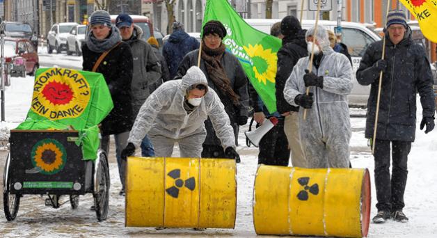 Zwei Jahre nach Fukushima erinnern Grüne-Politiker aus  Rostock, wie Johann-Georg Jaeger (l. vorn), an die Atomkatastrophe und positionieren sich klar gegen Kernkraft. geos