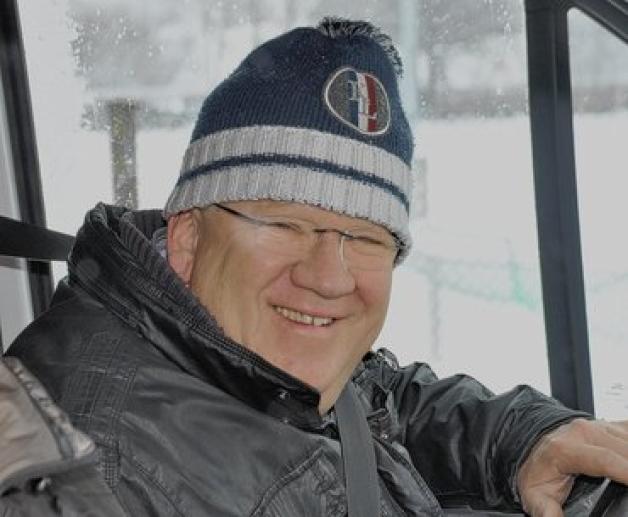 Hellmuth Thiel vom Klubhaus am Inselsee auf dem Weg zur Arbeit - und zum Schnee schaufeln.