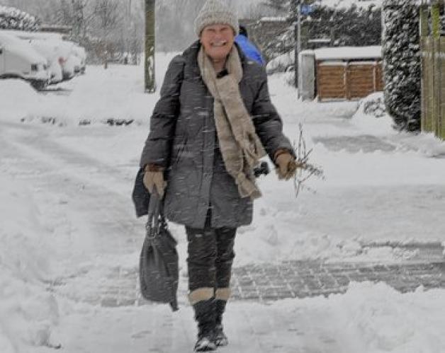 Regina Drögmöller unterwegs zu ihrem Vater. In der Hand hat sie - einen Forsythien-Strauß. Regina Drögmöller unterwegs zu ihrem Vater. In der Hand hat sie - einen Forsythien-Strauß.