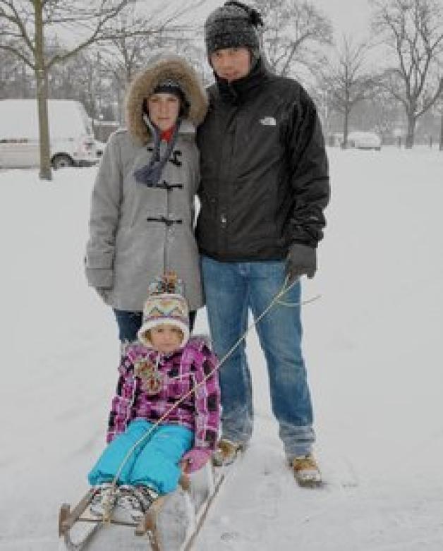 Nicole und Sebastian Gierke waren gestern mit Töchterchen Leonie Clara (4) mit dem Schlitten unterwegs.