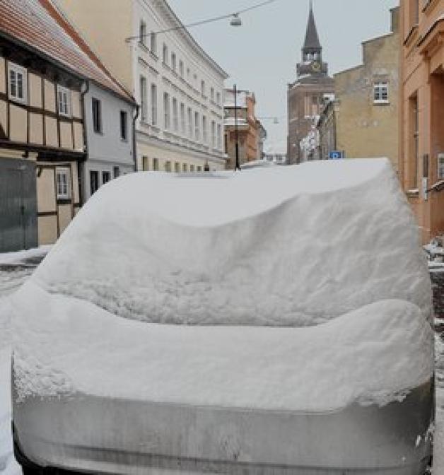 Wind und Schnee formten gestern auf diesem Autodach dieses Gebilde am Fuße der Pfarrkirche. Wind und Schnee formten gestern auf diesem Autodach dieses Gebilde am Fuße der Pfarrkirche.