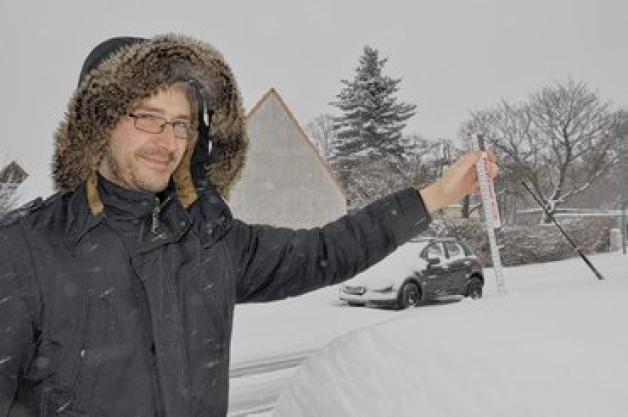 Ronny Kehling maß für SVZ gestern um 10 Uhr auf einem Autodach eine Schneehöhe von fast elf Zentimetern.