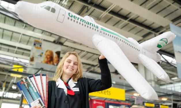 Auf ihre Fluggäste freut sich Franziska Hoyme. Die 20-Jährige lernt Servicekauffrau für den Luftverkehr.Georg Scharnweber