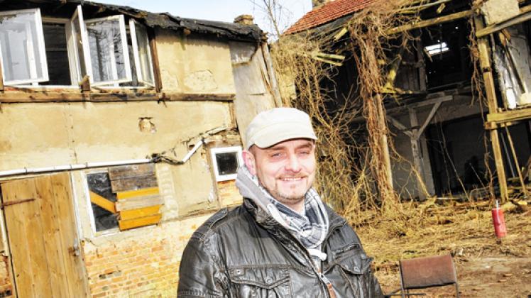 Bauherr Thomas Richter vor der Ruine Am Ausfall. Foto: Dieter Brumm