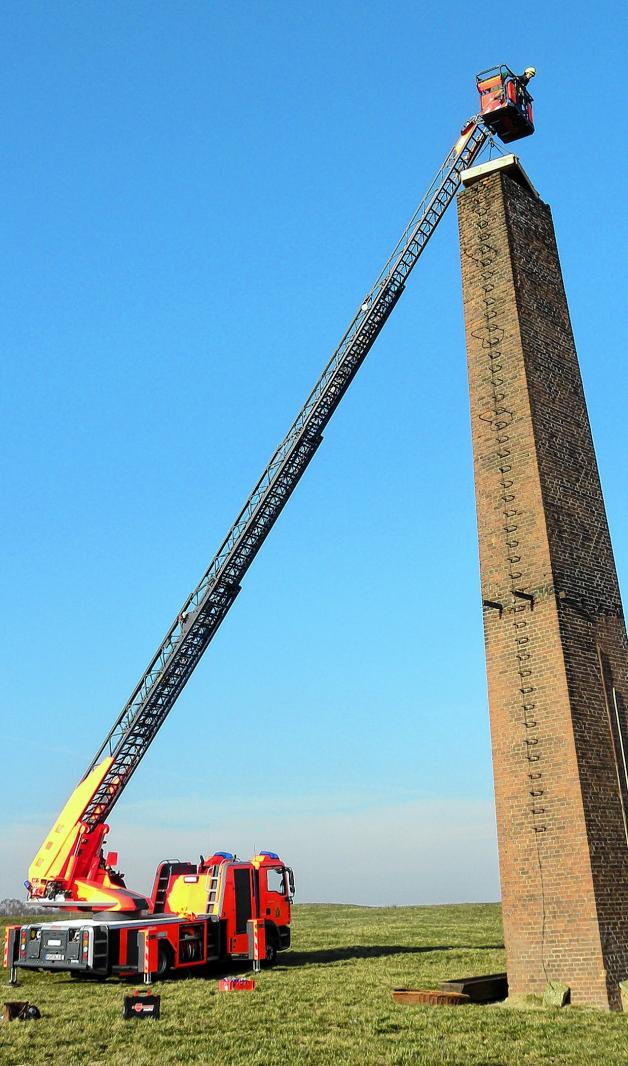 Nur mit Hilfe der Drehleiter der Sternberger Feuerwehr kann das neue Nest für Adebar auf dem Schornsteinkopf platziert werden. Roswitha Spöhr Nur mit Hilfe der Drehleiter der Sternberger Feuerwehr kann das neue Nest für Adebar auf dem Schornsteinkopf platziert werden. Roswitha Spöhr