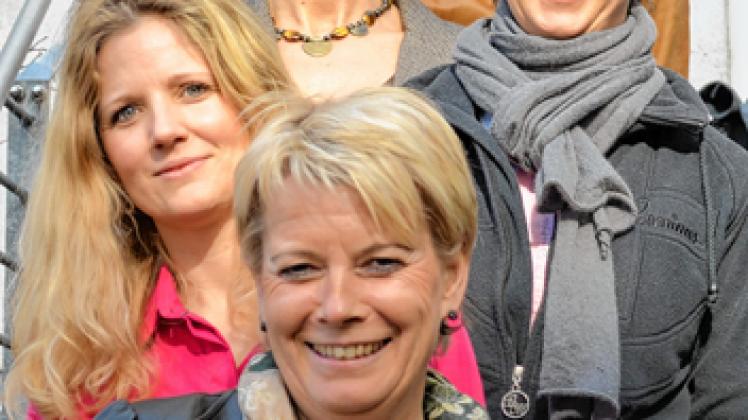 Sechs Frauen, ein Ziel, Frauentag mit Roland Kaiser: Katrin Herrmann, Anja Lange, Sandra Hennig, Marion Thieltges, Ute Albrecht und Nicole Langhans  (von unten nach oben) gehen heute Abend aus in Schwerin. Marlis Tautz