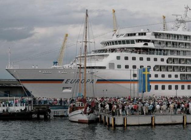 Begeisterter Abschied von MS "Europa" im August 2010 im Wismarer Hafen.  Hans-Joachim Zeigert