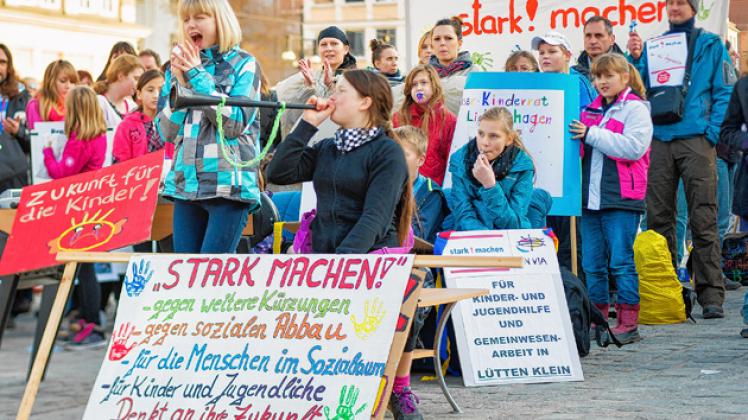Demo vor dem Rathaus: Unter dem Slogan "Stark machen" fordern die Teilnehmer mehr Geld für die Kinder- und Jugendhilfe.geos