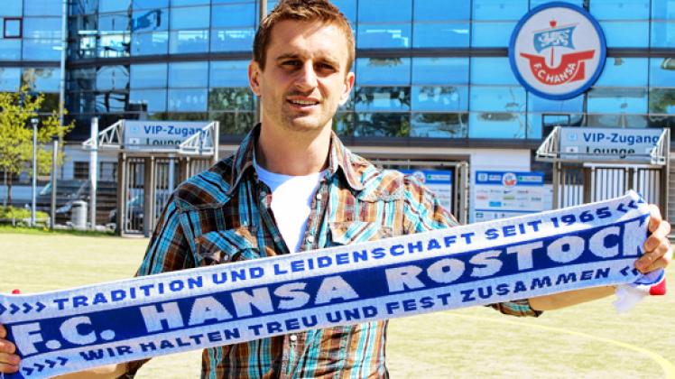 Mittelfeldmann Milorad Pekovic, Rostocks erster Neuzugang für die Saison 2013/14, posiert vor seiner neuen Wirkungsstätte, der DKB-Arena. Foto: Verein 