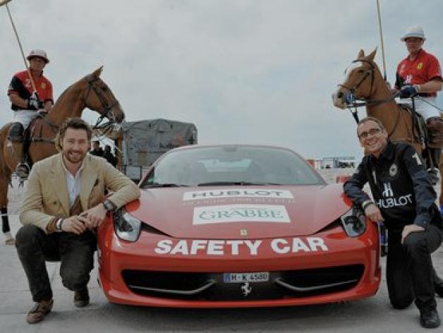 Pferdestärken: Ferrari-Chef Sebastian Wolers Fahrenkamp (l.), Juwelier und Sponsor Thomas Grabbe (r.), Reiter Comanche Gallardo (l.) und Sven Manthey PPR