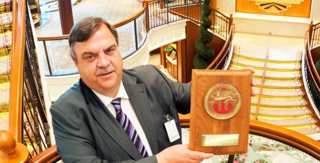 Hafenkapitän Gisbert Ruhnke bringt die Plakette zum Erstanlauf. Hafenkapitän Gisbert Ruhnke bringt die Plakette zum Erstanlauf.