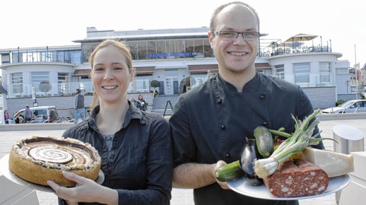 Konditorin Katharina Flach und Wellenspiel-Küchenchef Christian Schulz freuen sich auf Gäste mit Appetit. mapp
