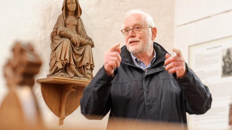 Wolfgang Schultz hat die Geschichte von der Rückholung der Pieta und die der Figur des Heiligen Olaf aufgeschrieben. Foto: Georg Scharnweber