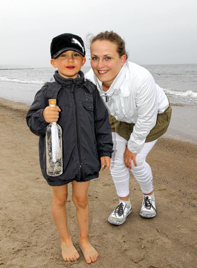 Eine Flaschenpost nach Hamburg: Til-Luca und Mutter Jessica Jugen genießen den Urlaub am Meer.