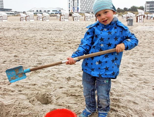 Spaß am Strand: Paul Jilge aus Hannover fühlt sich im größten Sandkasten Rostocks richtig wohl. Michaela Kleinsorge