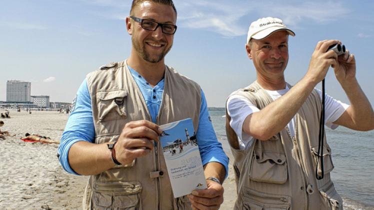 Sie sind hochmotiviert und das erste Mal als Strandvögte der Tourismuszentrale im Amt: David Heller und Andreas Reimannmapp. Foto: NNN