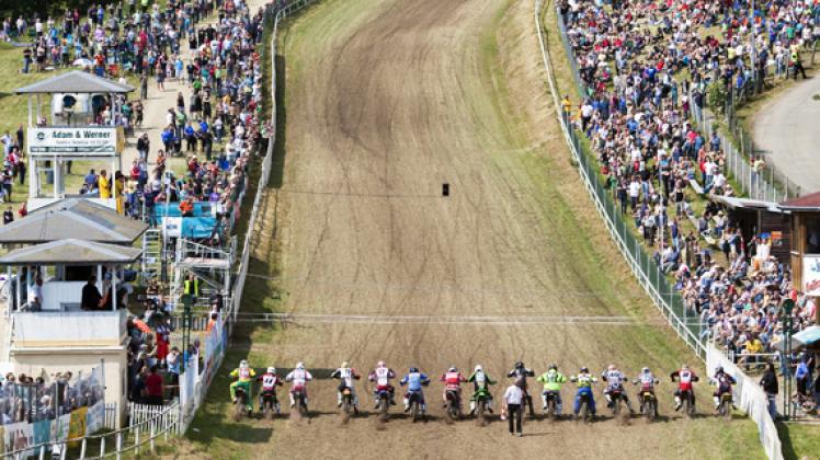 Der Reiz des Bergrings: Nach dem Start geht es zunächst eine Steigung hoch und danach in eine Rechtskurve. Foto: Bert Burchett Der Reiz des Bergrings: Nach dem Start geht es zunächst eine Steigung hoch und danach in eine Rechtskurve. Foto: Bert Burchett