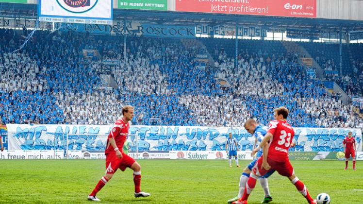 Mit einer tollen Choreografie unter dem Motto: „Mit allen Mitteln und auf allen Wegen – erhalten wir Hansa Rostock am Leben“ empfingen die Hansa-Fans auf der Südtribüne die Teams . Georg Scharnweber Mit einer tollen Choreografie unter dem Motto: „Mit allen Mitteln und auf allen Wegen – erhalten wir Hansa Rostock am Leben“ empfingen die Hansa-Fans auf der Südtribüne die Teams . Georg Scharnweber