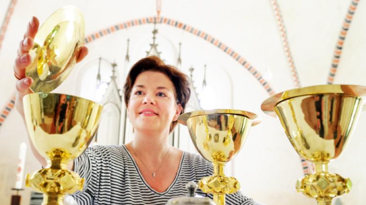 Kirchenälteste Katja Briehl ist mehr als zufrieden mit der geleisteten Arbeit des Restaurators. Foto: Georg Scharnweber