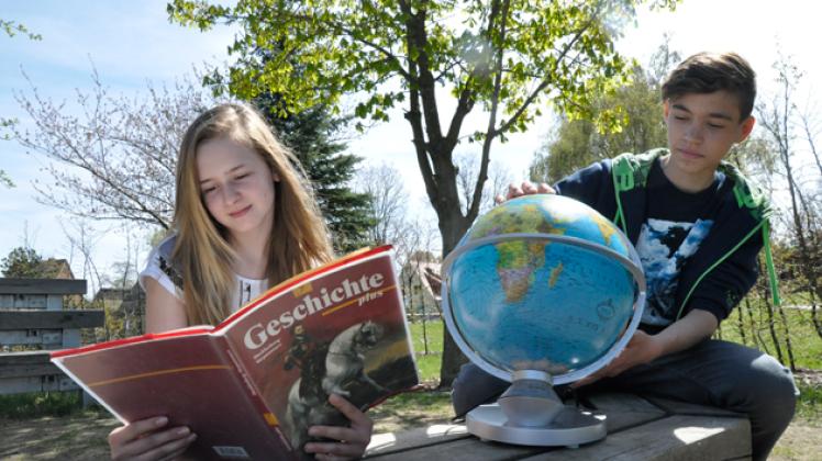 Vorbereitung ist das A und O: Isabelle Nebe und  David Louis saugen Wissen über  Geografie und Geschichtsfragen auf. Foto: JoRo