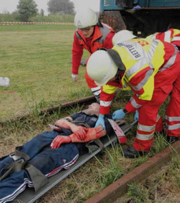Bergung der Verletzten: Einige Fahrgäste wurden laut Übungsszenario aus dem Zug geschleudert. Sie mussten gefunden und sofort behandelt werden.