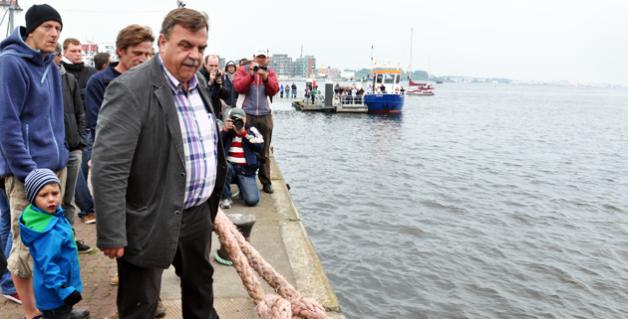 Hafenkapitän Gisbert Ruhnke warf am Dienstag die letzte Leine los. Foto: mkro Hafenkapitän Gisbert Ruhnke warf am Dienstag die letzte Leine los. Foto: mkro