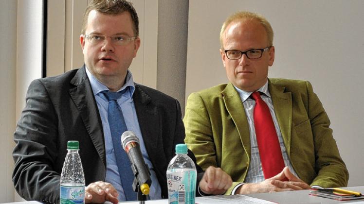 Investor Jan-Hinrich Kühl (rechts) lässt sich bei dem öffentlichen Erörterungstermin vom Rechtanwalt Dr. Helmar Hentschke vertreten.  Foto: Clla