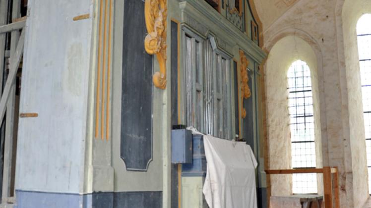 Das  Instrument in der Ruchower Kirche besteht aus zwei Orgeln. Der Mittelteil  ist das Richborn-Positiv.  Der äußere Teil stammt von Heinrich Schmidt  und ist etwas über 200 Jahre alt. 
