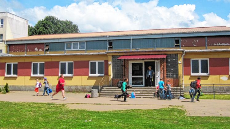 Mindestens 23 Jahre alt ist das Schulsportgebäude und mächtig in die Jahre gekommen. Bis spätestens Jahresende soll die Sanierung abgeschlossen sein.