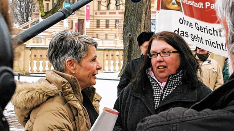 Uta-Maria Kuder (l.) mit Demonstranten beim Protest im März