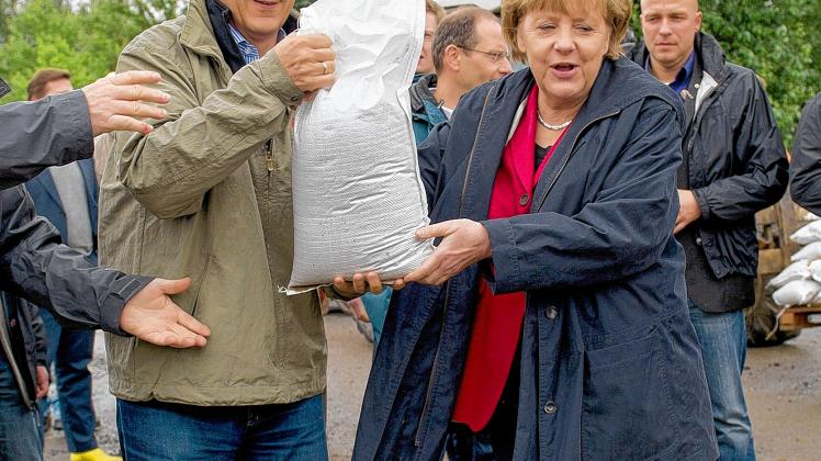 An der Wasserfront: Sachsens Ministerpräsident Tillich und Kanzlerin MerkelArno Burgi