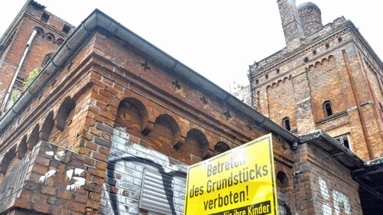 Anker-Ruine in der Doberaner Straße: Die frühere Spirituosen-Fabrik verfällt seit Jahren. Hinter Absperrungen hat jetzt ein Bagger mit den Aufräumarbeiten begonnen.stefan homann