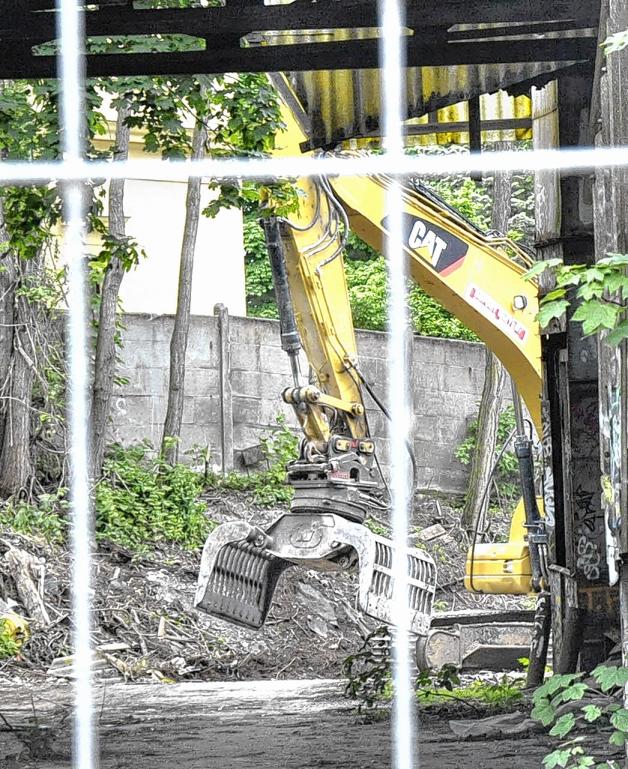 Anker-Ruine in der Doberaner Straße: Die frühere Spirituosen-Fabrik verfällt seit Jahren. Hinter Absperrungen hat jetzt ein Bagger mit den Aufräumarbeiten begonnen.stefan homann